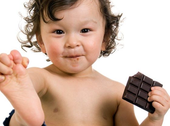 ребенок и шоколад