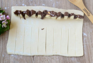 Пирожки с бананом и шоколадом из слоеного теста
