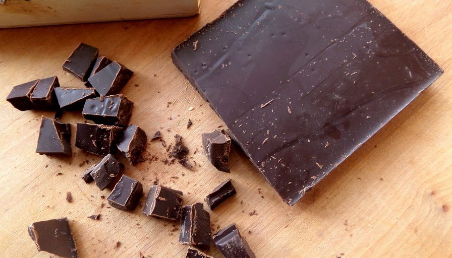 1 грамм шоколада. Сорта шоколада. Шоколад в кубиках. Шоколад 20 грамм. Долька шоколада.