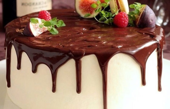 Шоколадная глазурь с подтеками для торта